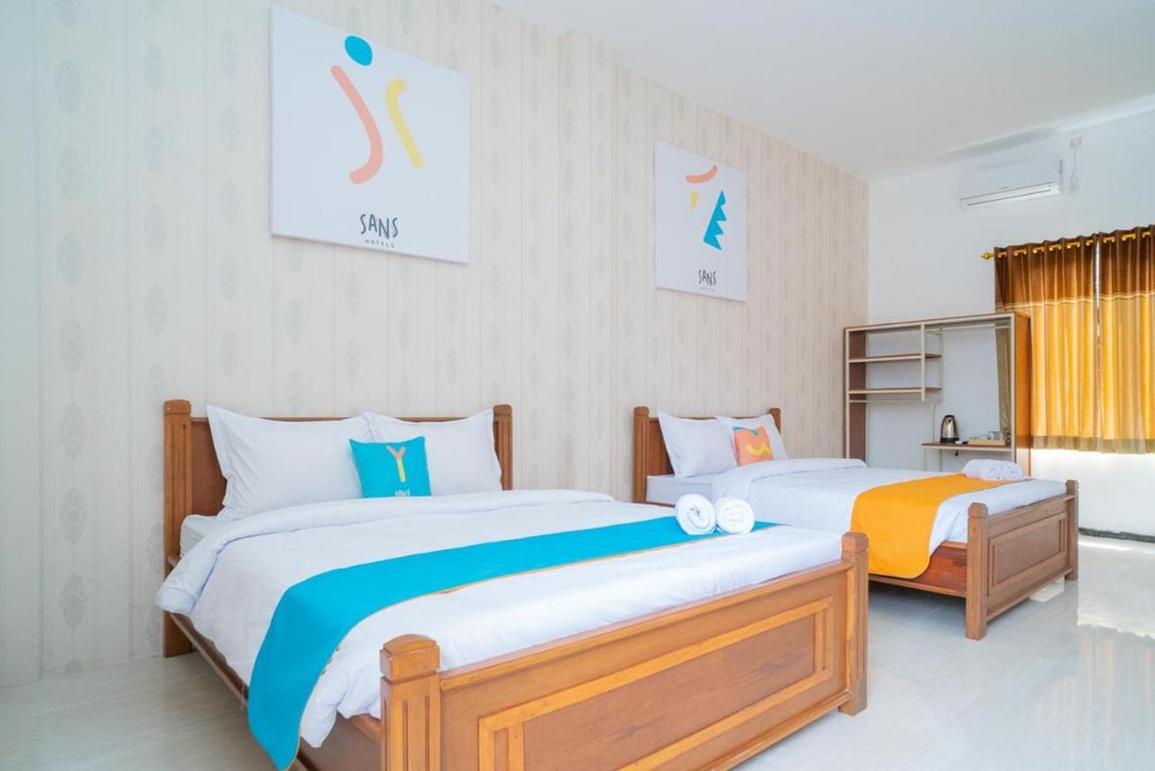 Sans Hotel Queen Batu Sumber Brantas Exterior foto